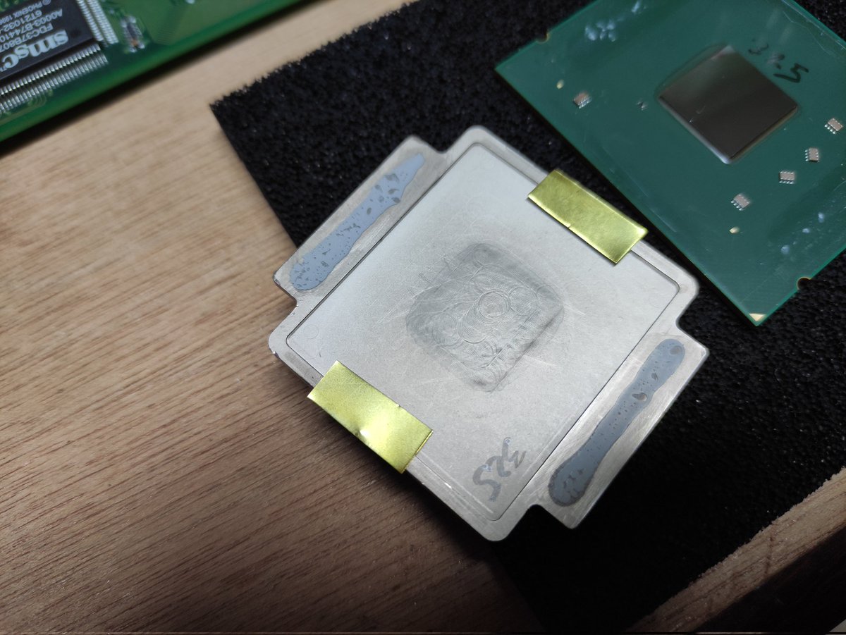 Loeschzwerg_3DC's tweet image. Just removed the IHS of my Centaur Technology CHA processor... and now I know why it was running that hot. There was not a single drop of thermal compound between DIE and IHS 😬😬

#centaur #centtech #cha 

@ultrawide219 @brutuscat2