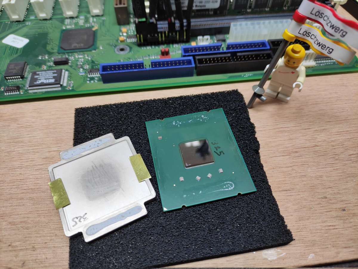 Loeschzwerg_3DC's tweet image. Just removed the IHS of my Centaur Technology CHA processor... and now I know why it was running that hot. There was not a single drop of thermal compound between DIE and IHS 😬😬

#centaur #centtech #cha 

@ultrawide219 @brutuscat2