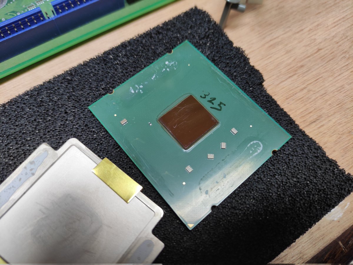 Loeschzwerg_3DC's tweet image. Just removed the IHS of my Centaur Technology CHA processor... and now I know why it was running that hot. There was not a single drop of thermal compound between DIE and IHS 😬😬

#centaur #centtech #cha 

@ultrawide219 @brutuscat2
