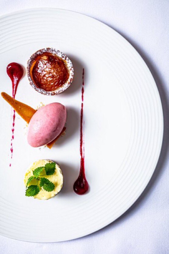 🍴 Our elegant Signature Restaurant is famed for its excellent wine list &amp; award-winning fine dining, awarded an AA rosette for culinary excellence. Quietly sophisticated, it has become a destination in its own right. Enjoy 4 courses for £42.50 pp
📞 Call to book:  01539 435592