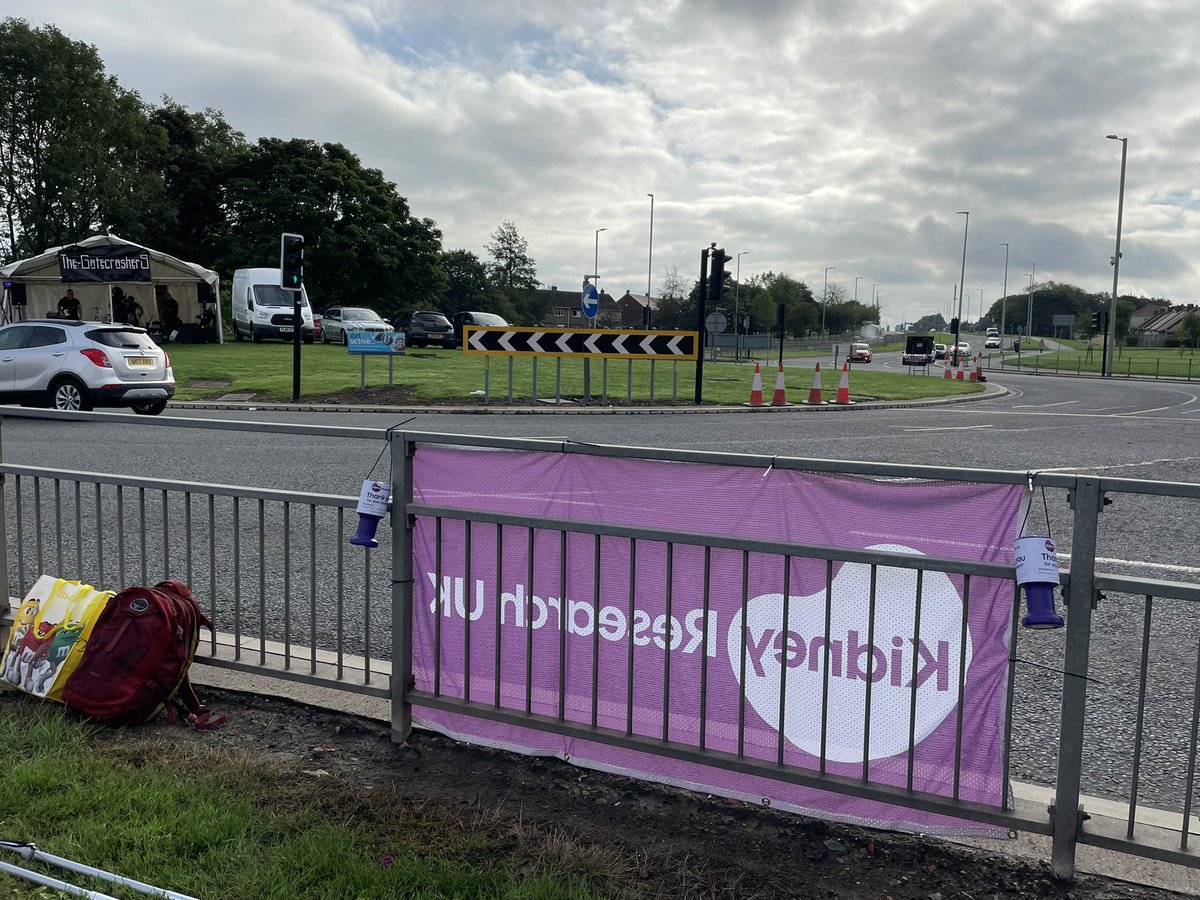 TracyLFinch's tweet photo. Getting ready to cheer for @Kidney_Research  everyone doing #GreatNorthRun today 👏🏼👏🏼 with @1970Ang @LandellsJohnson &amp; others https://t.co/GHww687ogy