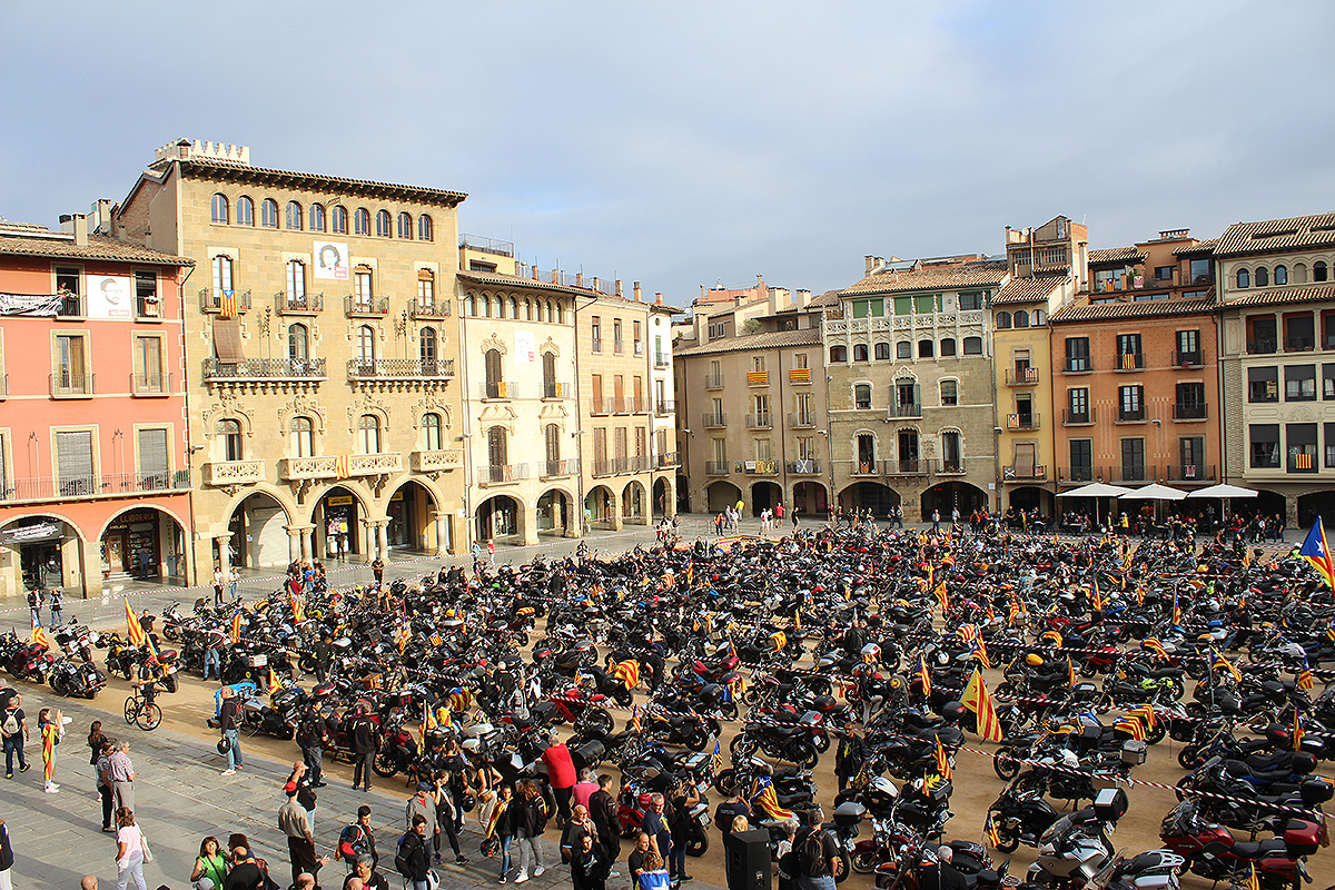osona's tweet photo. Fotos | Els «motards» independentistes no defalleixen i mantenen l'esperit de la Diada

✍️ Carles Fiter (@cfitverd)
https://t.co/5NyVWudjhU https://t.co/ZvcyXF6Bbl