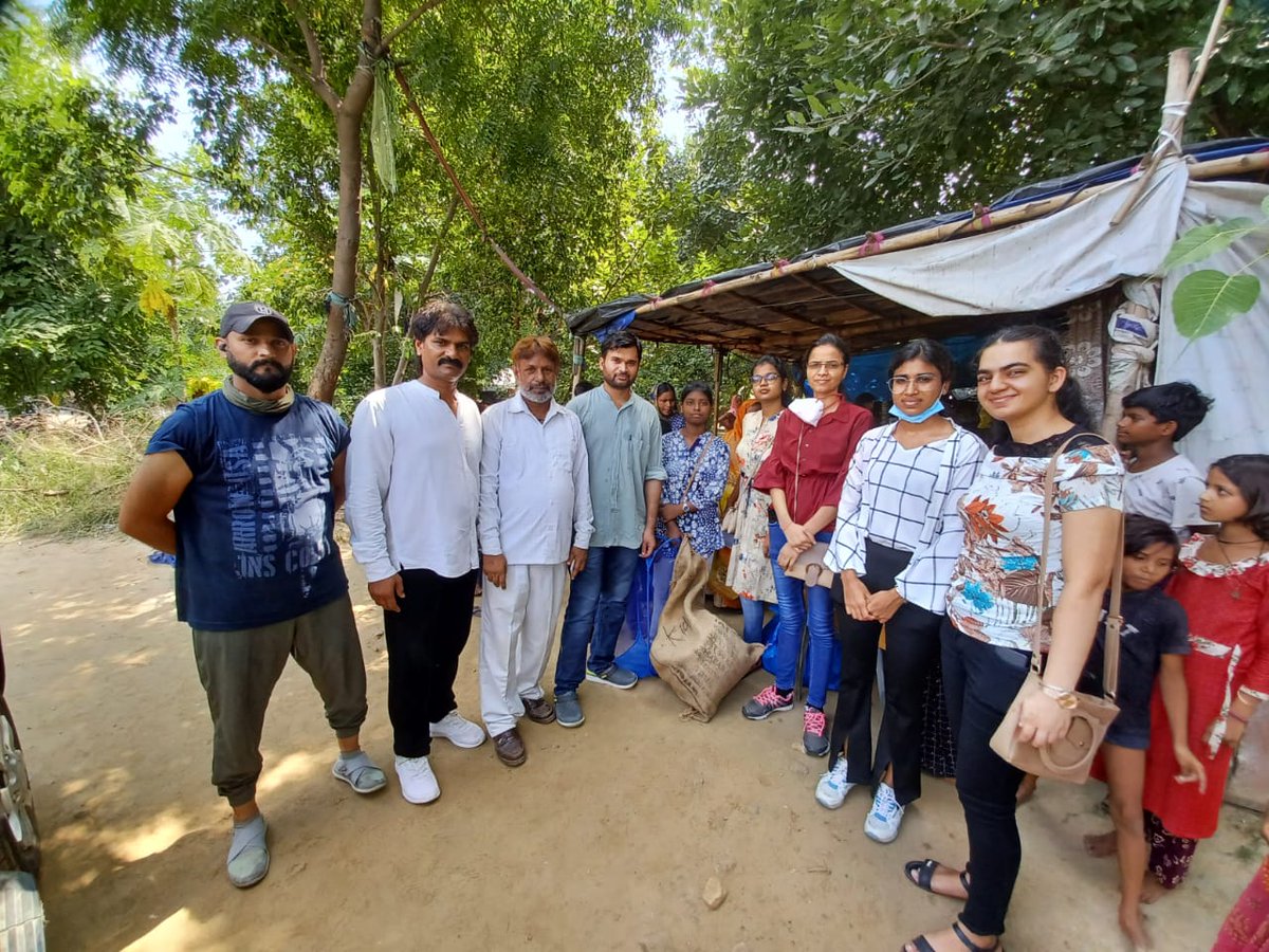 hands_thathelp's tweet photo. Clothes were distributed to the needy ones who were affected by the flooded Yamuna !!! We are doing the best we can to help them. Kudos to the team !! @Neelam21183701 @GurukoolM @Mamc_ama https://t.co/poxVovyCrd