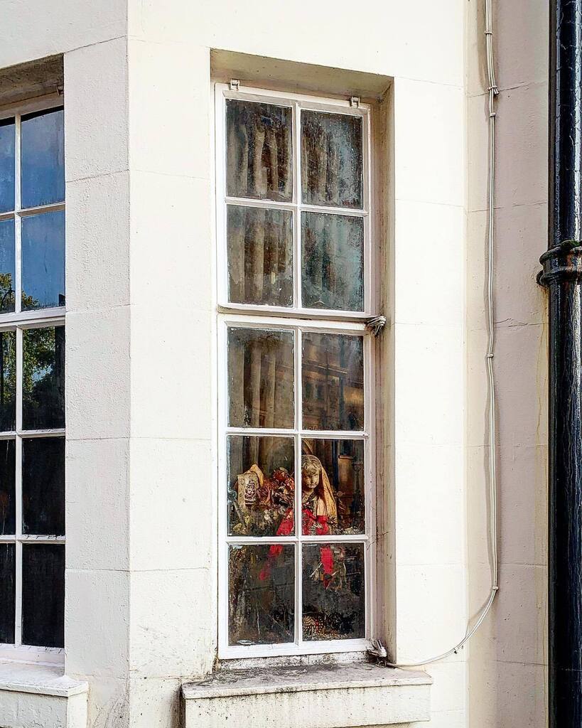malumpfy's tweet image. Creepy windows, Blue Plaques, Posh Bug Hotels, the Umbrella Shop, St Giles, the Phoenix Garden, and Covent Garden and Floral Street, yesterday morning.

#creepywindows #figureinthewindow #emmelinepankhurst #bertrandrussell #blueplaque #Russellsquare #bug… instagr.am/p/CiW_8CII1yL/