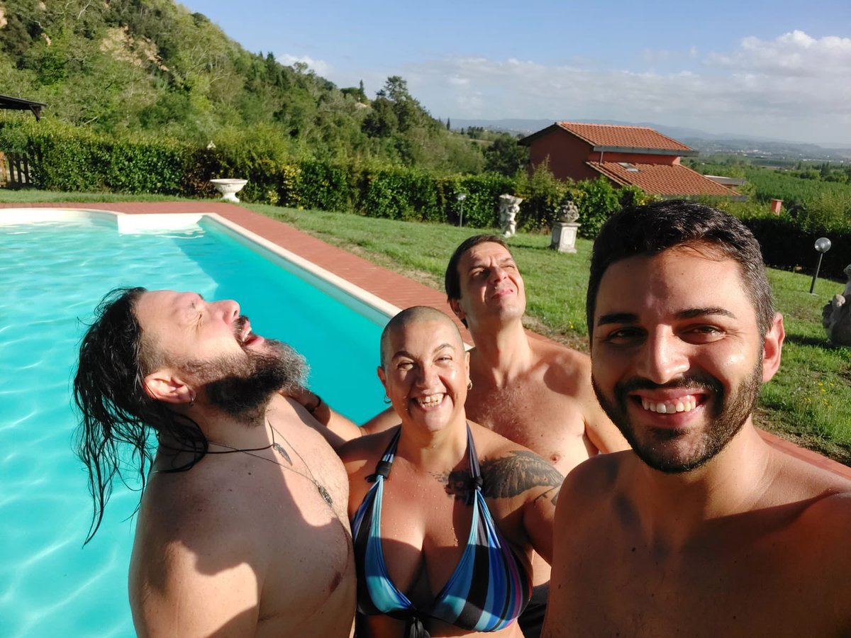 DavidePaggiarin's tweet photo. La dura vita da #RockStar !!#zingarate 🤟🎸 https://t.co/ca3ezGmlwC