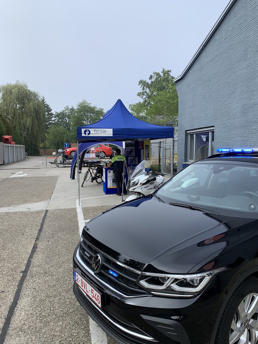 PZBrasschaat's tweet photo. Vandaag zijn te gast bij @BWZoneRand voor de opendeurdag bij post Brasschaat samen met @VSVerkeerskunde! Jullie komen toch ook? 👍 #brandweer #rekrutering #verkeersveiligheid #bin https://t.co/lRVoLqwLmg