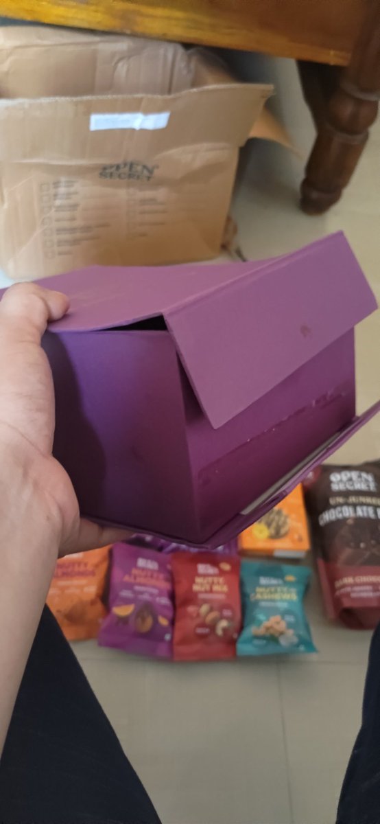 darain21's tweet photo. @OpenSecretSnack And 300 for this broken gift box ?? https://t.co/yo3b5Am0gz