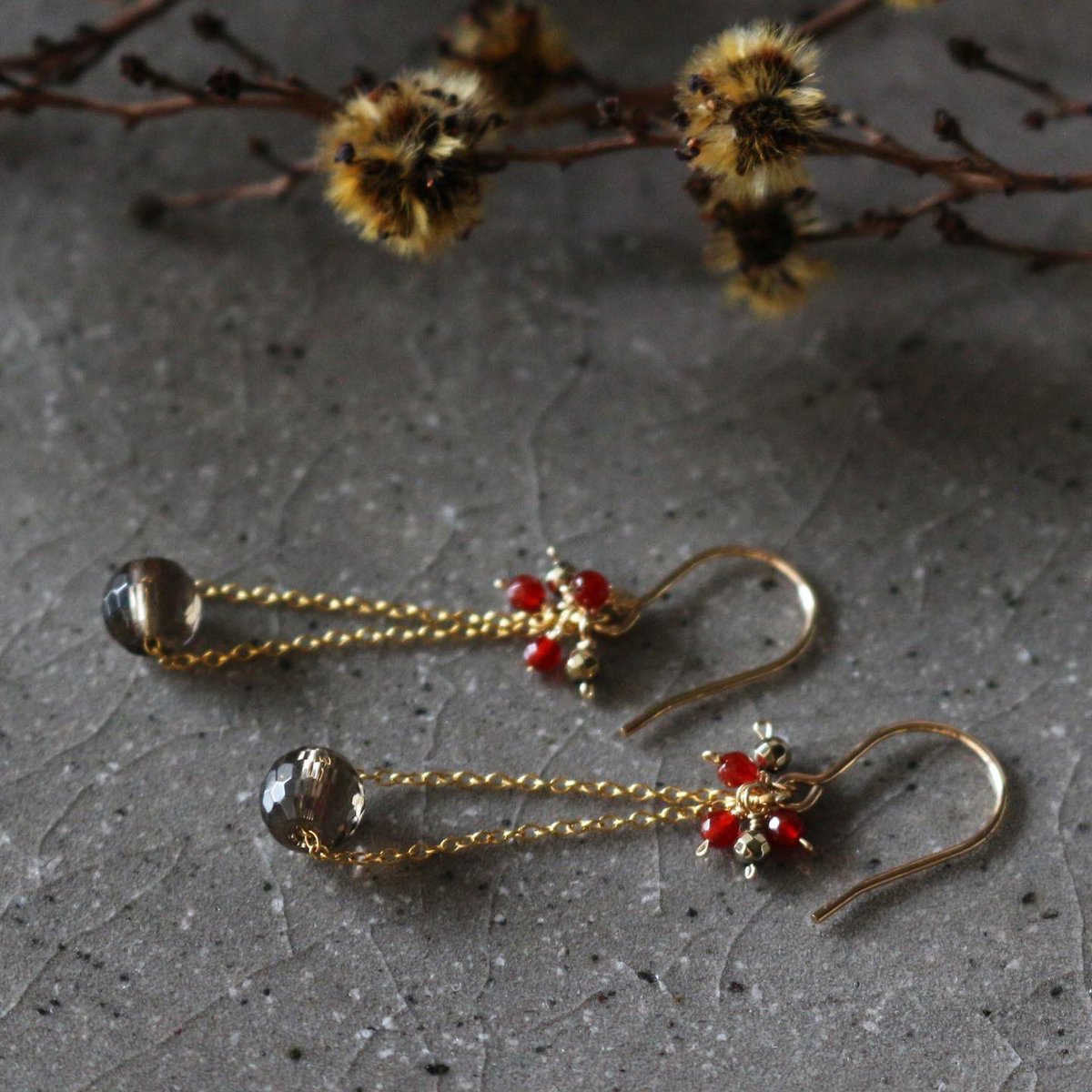 ayuujewelry's tweet photo. 早くも秋らしくなったきましたね🌝
今回は、秋色のピアスのご紹介です♪
茶ががったこっくり赤色と、透明感あるブラウンのピアスです。
#ayuujewelry #gemstone #k14gf #handmadea #earrings #autumn #smokeyquartz #ハンドメイド #アクセサリー #ジュエリー #天然石 #揺れるピアス #秋色 https://t.co/F3ny8T2n7o