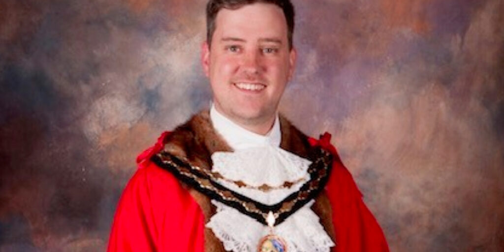 VerwoodToday's tweet photo. The Mayor of Verwood, Cllr Simon Gibson @VerwoodCouncil will be reading the Proclamation of Accession for the new King on Ferrett Green at 3pm Sunday https://t.co/FIOzSjwwGQ https://t.co/C4MCSsaUI4