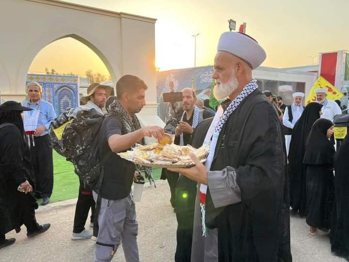 علماء فلسطينيون يوزعون الطعام على زائري الإمام الحسين ( ع ) في موكب نداء الأقصى على طريق النجف الأشرف_كربلاء المقدسة ، عامود ٨٣٣ . 

#زيارة_الاربعين 
#عراقنا_حسيني