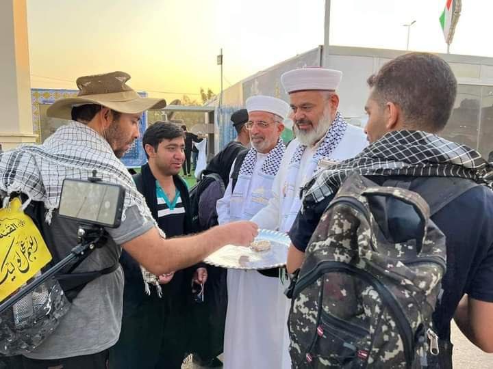 Bortkal's tweet photo. علماء فلسطينيون يوزعون الطعام على زائري الإمام الحسين ( ع ) في موكب نداء الأقصى على طريق النجف الأشرف_كربلاء المقدسة ، عامود ٨٣٣ . 

#زيارة_الاربعين 
#عراقنا_حسيني https://t.co/AkrNPiFxsH