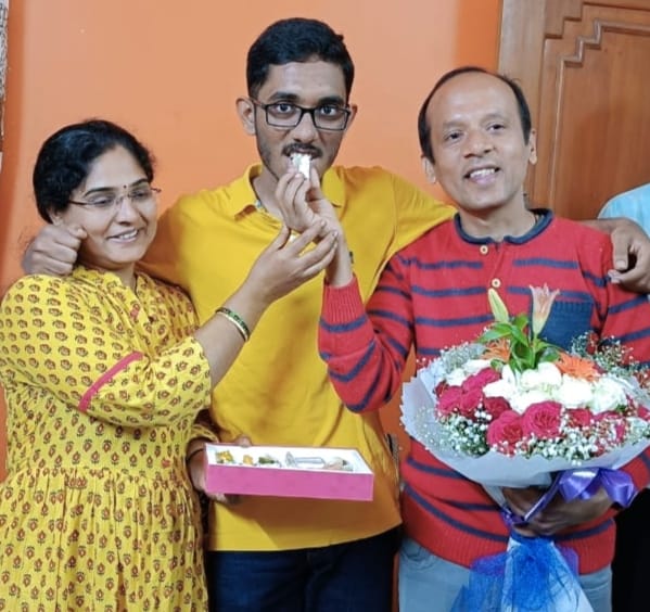 BSBommai's tweet photo. ಜೆ.ಇ.ಇ ಅಡ್ವಾನ್ಸ್ಡ್ ಪರೀಕ್ಷೆಯಲ್ಲಿ ಪ್ರಥಮ ಸ್ಥಾನ ಗಳಿಸಿ ಕರುನಾಡಿನ ಕೀರ್ತಿ ಹೆಚ್ಚಿಸಿದ ಶಿಶಿರ್ ಆರ್. ಕೆ‌. ಅವರಿಗೆ ಹಾರ್ದಿಕ ಅಭಿನಂದನೆಗಳು. ಭವಿಷ್ಯದಲ್ಲಿ ಮತ್ತಷ್ಟು ಯಶಸ್ಸು ನಿಮ್ಮದಾಗಲಿ ಎಂದು ಶುಭ ಹಾರೈಸುತ್ತೇನೆ.

#JEEAdvanced2022 https://t.co/lBra1EAzOr
