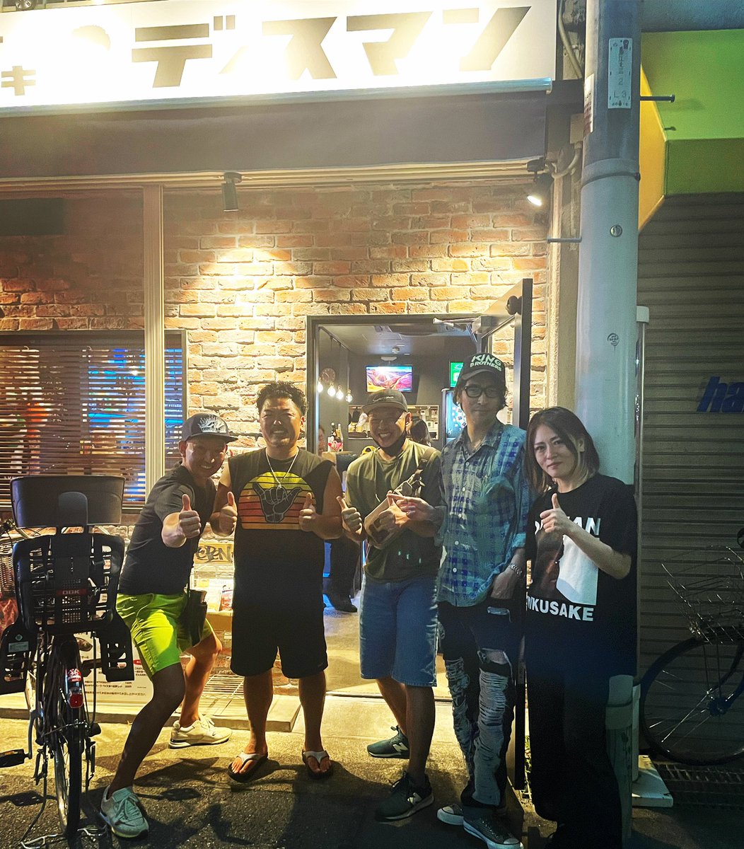 BLUETREExxx's tweet photo. 芦屋にオープンした『ニクトサケ ステーキ ディスマン』の前で同級生達と集合写真。
Tシャツまで親指をあげていた。一人浮いてるTHIS MAN。
#ニクトサケステーキディスマン #ディスマン #disman #ステーキ #ねこ丸 #shocks #色s #floor色s #点心バークンフーキック #クンフーキック #親指 https://t.co/AbWN082HET