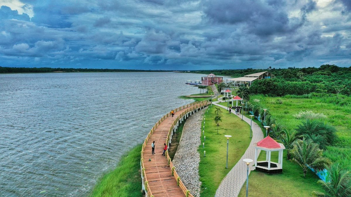 Naveen_Odisha's tweet photo. Picturesque #Tampara Lake in Chatrapur nestled in greenery is truly mesmerising. The fresh water lake’s sublime &amp; tranquility in addition to the amenities &amp; facilities developed by #Odisha offers a unique experience. Come &amp; soak in the scenic natural beauty. #IndiasBestKeptSecret https://t.co/vc85fq0LAw