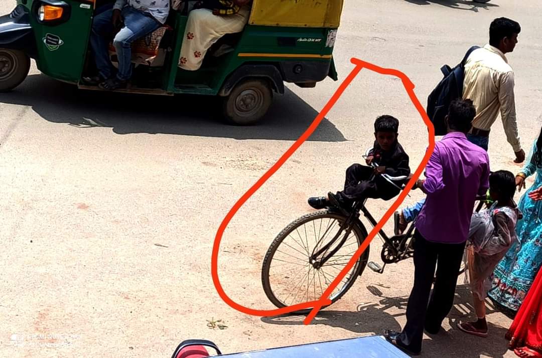 आज इस बच्चे को देखकर मुझे अपना बचपन याद आ गया ।बाबू जी के साथ ऐसे ही साइकिल से जाया करते थे दावत, मेला, शादी में गांव में पैर भी साइकिल के पहिए में फस जाता था कभी कभी  वो दिन भी क्या दिन थे ।
बचपन के दिन भुलाए नहीं जाते साहब ये वो गहना है जो खरीदने से नही मिलते सम्हाल के रखिए