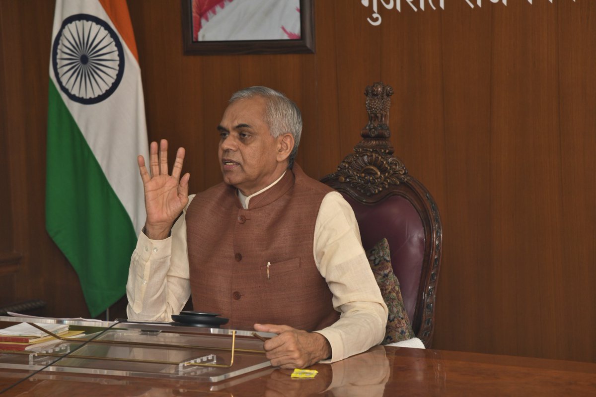 ADevvrat's tweet image. आजादी के अमृत महोत्सव के अवसर पर दाहोद जिला प्रशासन द्वारा आयोजित प्राकृतिक कृषि परिसंवाद में किसानों को प्रेरित करके कहा कि प्राकृतिक कृषि से किसान एवं कृषि समृद्ध बनेंगे, जल, जमीन एवं पर्यावरण और देशी गाय का संरक्षण होगा। प्राकृतिक कृषि ही रासायनिक कृषि का मजबूत विकल्प है।