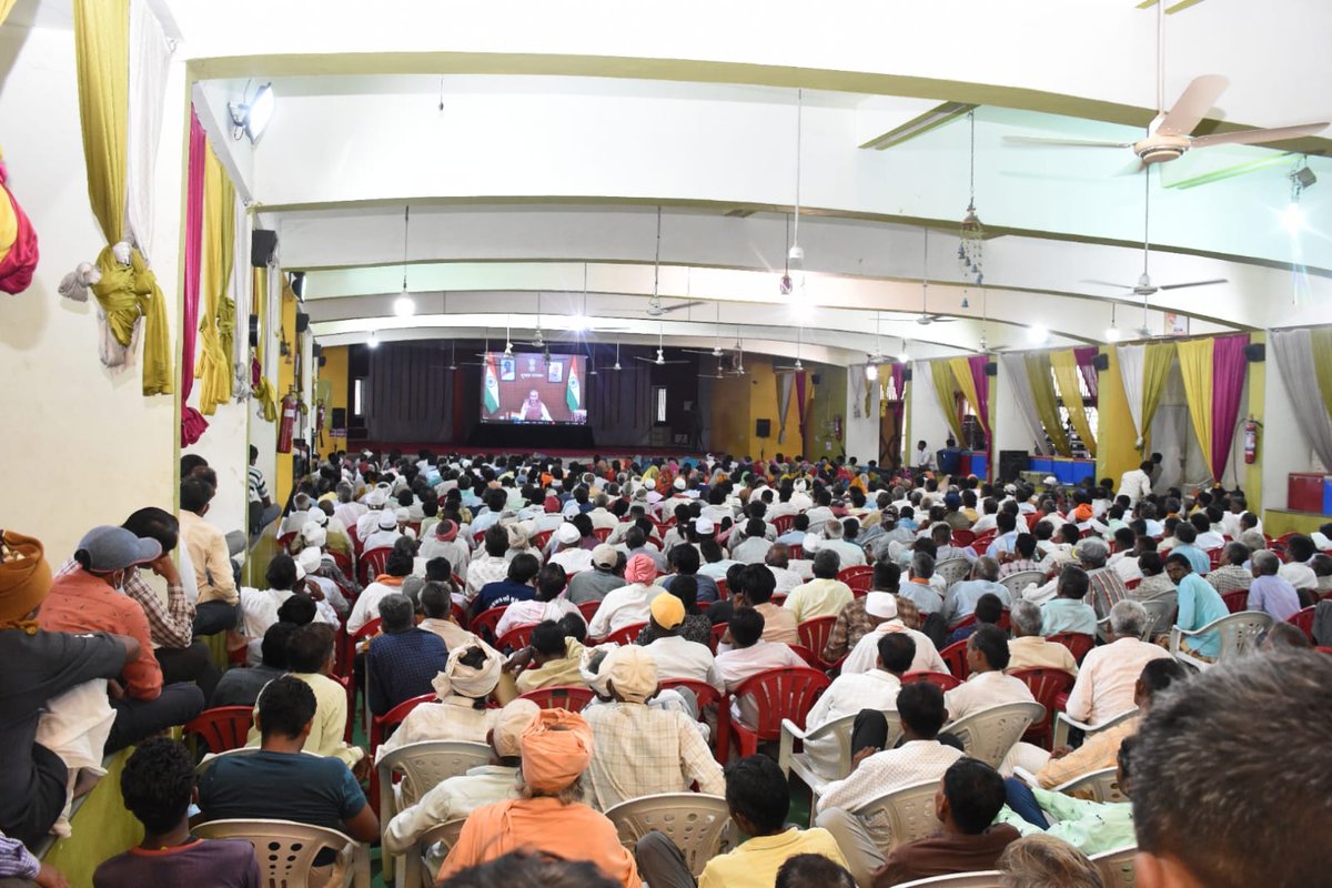 ADevvrat's tweet image. आजादी के अमृत महोत्सव के अवसर पर दाहोद जिला प्रशासन द्वारा आयोजित प्राकृतिक कृषि परिसंवाद में किसानों को प्रेरित करके कहा कि प्राकृतिक कृषि से किसान एवं कृषि समृद्ध बनेंगे, जल, जमीन एवं पर्यावरण और देशी गाय का संरक्षण होगा। प्राकृतिक कृषि ही रासायनिक कृषि का मजबूत विकल्प है।