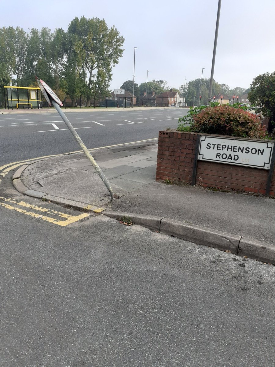 dinkelwhacker1's tweet photo. @CarsRuinedLpool @lpoolcouncil @RoadsignReport1 
Definitely a problem for pedestrians!! https://t.co/4lqdcS6bvY