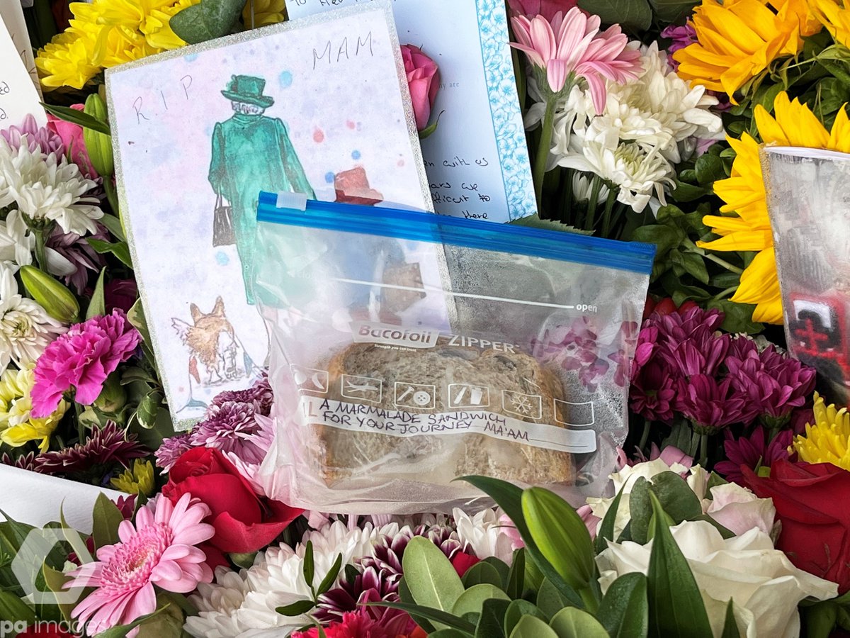 <a href="/wyliecatherine/">Catherine Wylie</a> A marmalade sandwich with a note that says "A marmalade sandwich for your journey, Ma'am", which is a nod to Queen Elizabeth II's association with Paddington Bear, was left among the flowers laid by members of the public at Balmoral in Scotland

📸: <a href="/aine_fox/">Aine Fox</a>