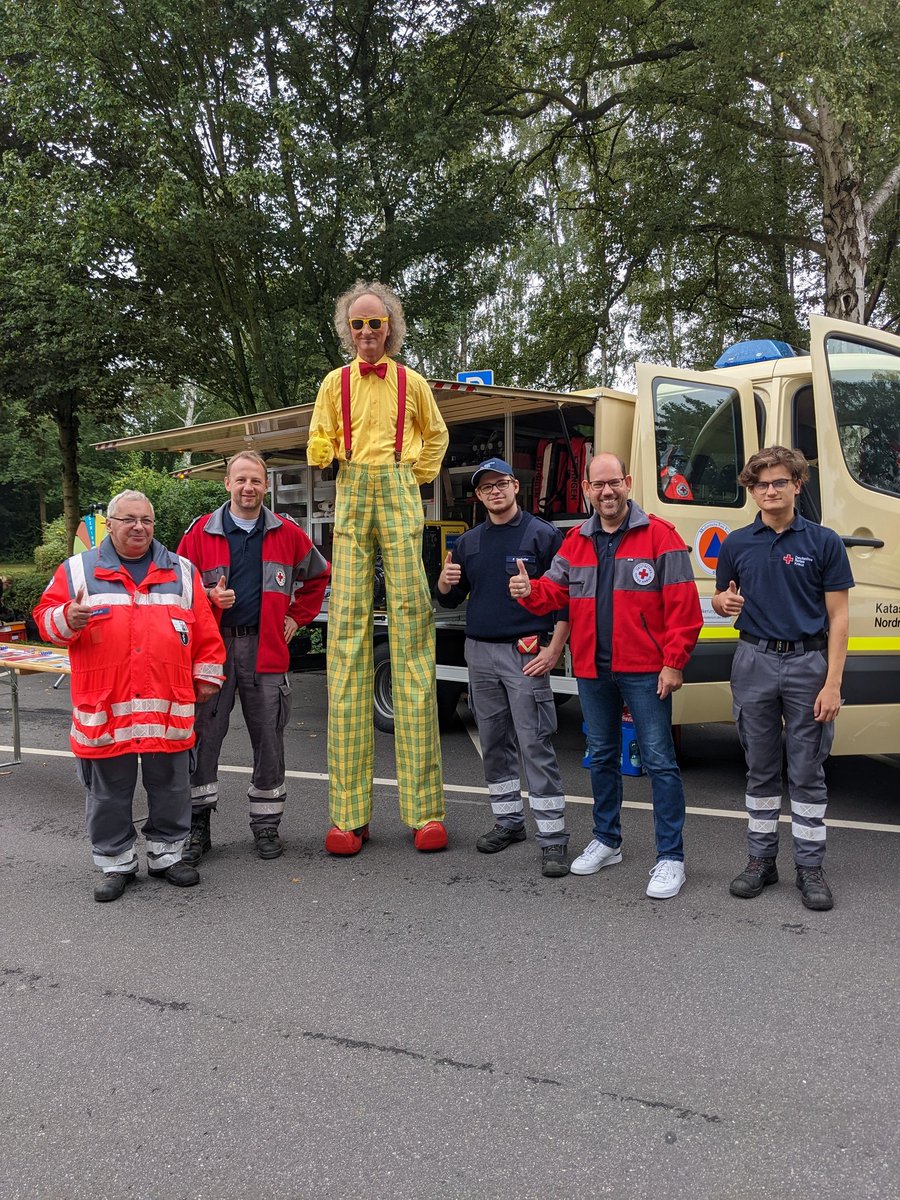 DRKGrefrath's tweet photo. Heute sind wir beim großen #Familienfest der Gemeinde #Grefrath dabei. Ins Gruppenbild hat sich einer eingeschlichen, der noch kein Helfer beim DRK ist. 😉 Danke an Clown Wolfelino für den Besuch. Wer noch vorbeischauen möchte: Wir sind heute bis 17 Uhr am Rathaus. #DRK #JRK https://t.co/IpocgRttLP