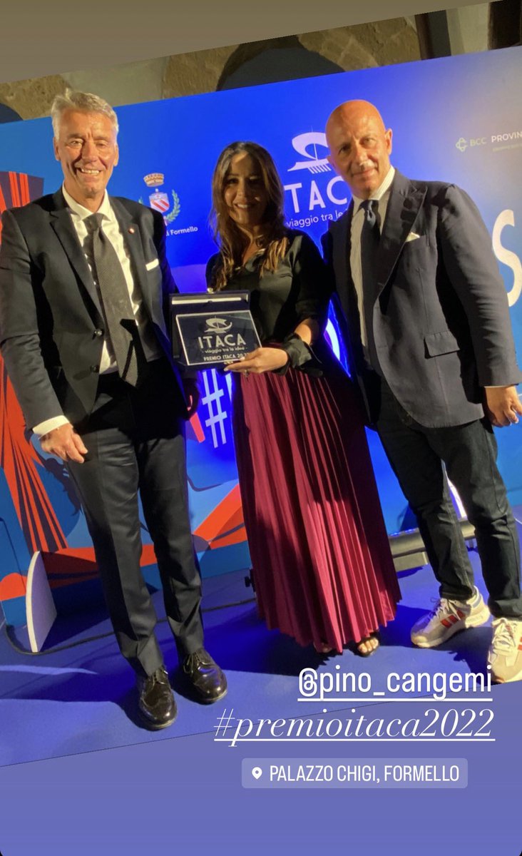 embavenitalia's tweet photo. Jefe de Misión en #Italia María Elena Uzzo recibe de manos del Alcalde de Formello el #premioitaca 2022 y lo dedica a todos los italianos que emigraron a Venezuela. Un agradecimiento especial a @gecangemi Vicepresidente del Consejo de la Región. @CancilleriaVE @Fariacrt https://t.co/SZGSYVKFxf
