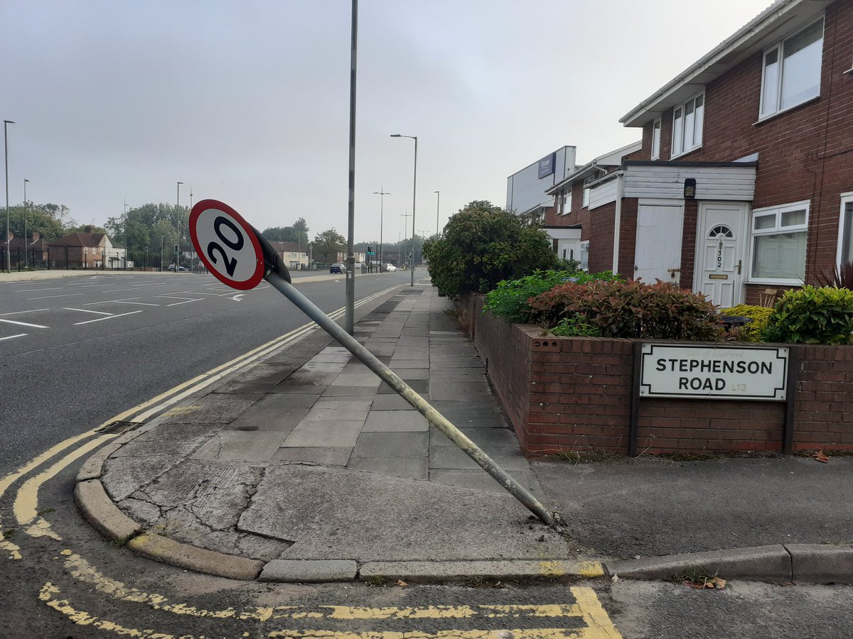 dinkelwhacker1's tweet photo. @CarsRuinedLpool @lpoolcouncil @RoadsignReport1 
Definitely a problem for pedestrians!! https://t.co/4lqdcS6bvY