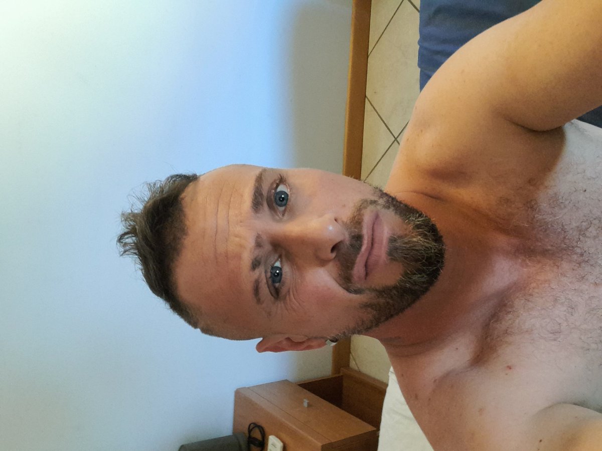 caciara83's tweet photo. C'è chi con il COVID 
fa la pasta o la pizza...
Io invece 
Barba e capelli!
Che COJONI VOJO USCIREEEE!!! https://t.co/XDsF7wEnHs
