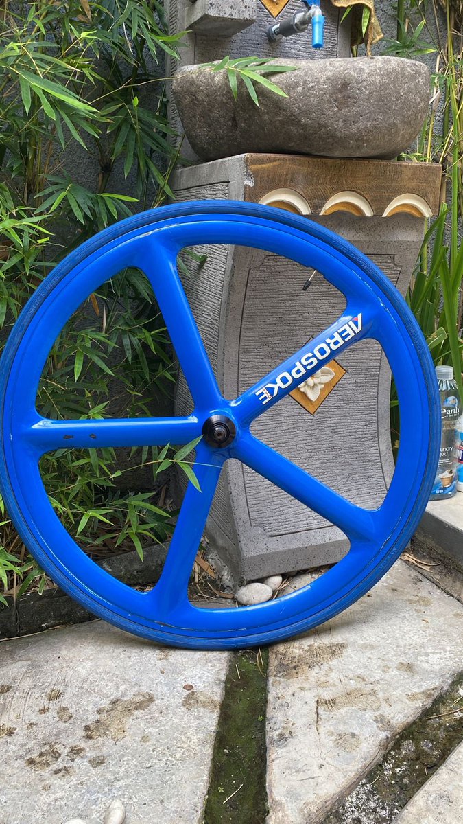 erurangga's tweet photo. WTS Aerospoke WS Front bonus matching blue tyre. Cocok nih buat yang mau nostalgia era kejayaan fixie. Baret pemakaian. Price: 2.6 jeti CP: 081280656273 #fnfjb https://t.co/VFkvpuHv2m