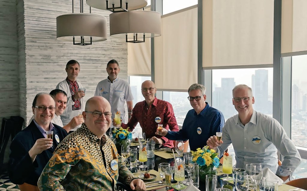 Menikmati makan siang Ukraina yang menyenangkan dengan Dubes 🇺🇦 <a href="/VHamianin/">Vasyl Hamianin</a> dan beberapa rekan Dubes lain, membahas perkembangan situasi di lapangan serta invasi yang melanggar hukum dan brutal di Ukraina Timur baru-baru ini.