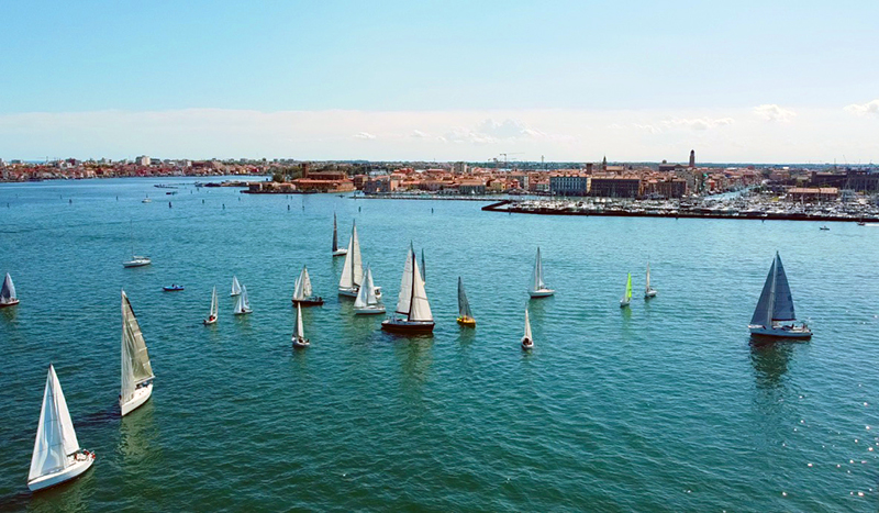NauticaReport's tweet photo. ChioggiaVela, il Dinghy 12' di Andrea Scarpa si prende la Bartβs Bash
https://t.co/wbdOFqZXkd
#bartsbash #ChioggiAvela #AndreaScarpa #dinghi12 #circolonauticochioggia https://t.co/2ZKOaa5BLh