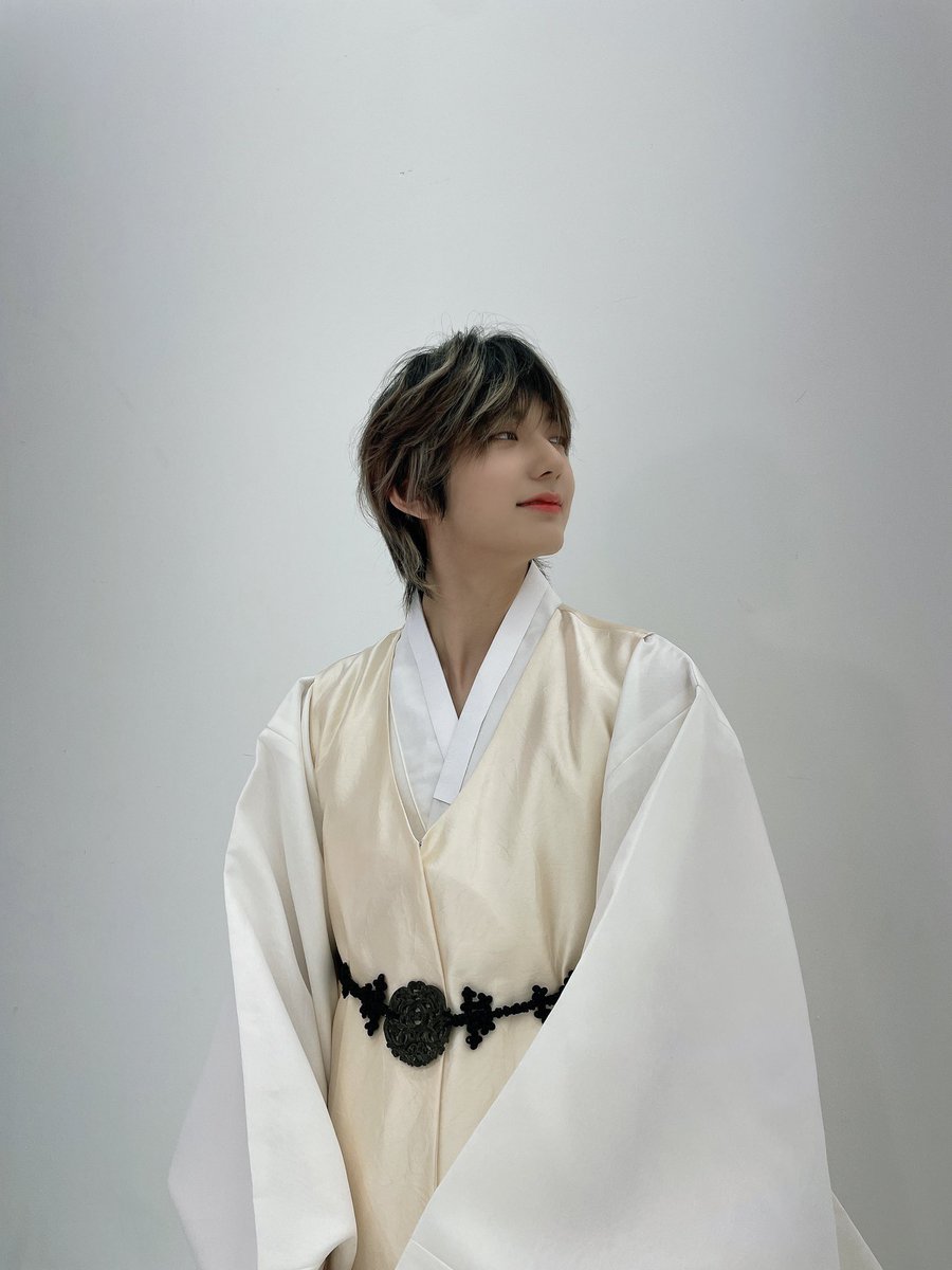 yghwon's tweet photo. Not looking left because you're the right one for me. ㅎㅎㅎ https://t.co/k9KnHCdHYq