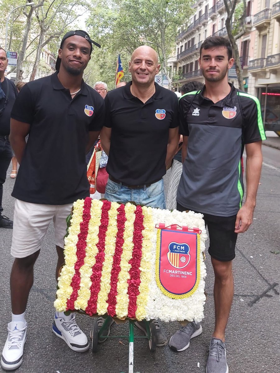 martinencbq's tweet photo. Representació de la secció de bàsquet del #FCMartinenc a l’ofrena floral en motiu de la Diada 
 #SomMartinenc #BQFCM https://t.co/9WwzgRnV76