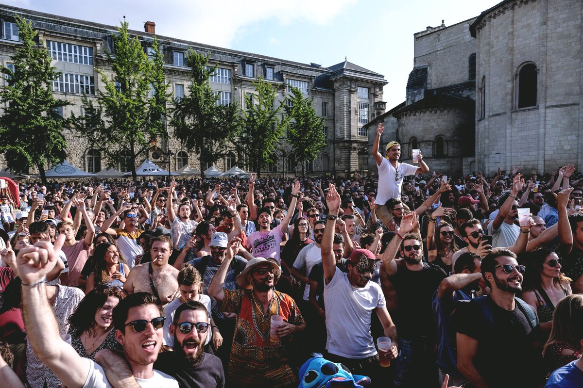 Grand soleil &amp; herbe verdoyante... tous les signes sont là pour une belle après midi au #squaredombedos ! On vous attend en forme, dès 15h 🧃

Infos &amp; programmation : bit.ly/boa_freedomtime
📸 Léo Edery 

#bordeaux #openair #festival