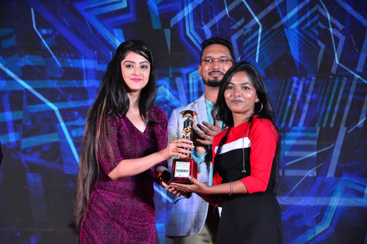 ParuiPoulami's tweet photo. Makeup contest winner award with #sweta di &amp; #rano da 
#snapbazz_pro 
#the_hunt_of_real_naksatra_makeup_arrist_award_n_contest https://t.co/LGSjfgQNZb