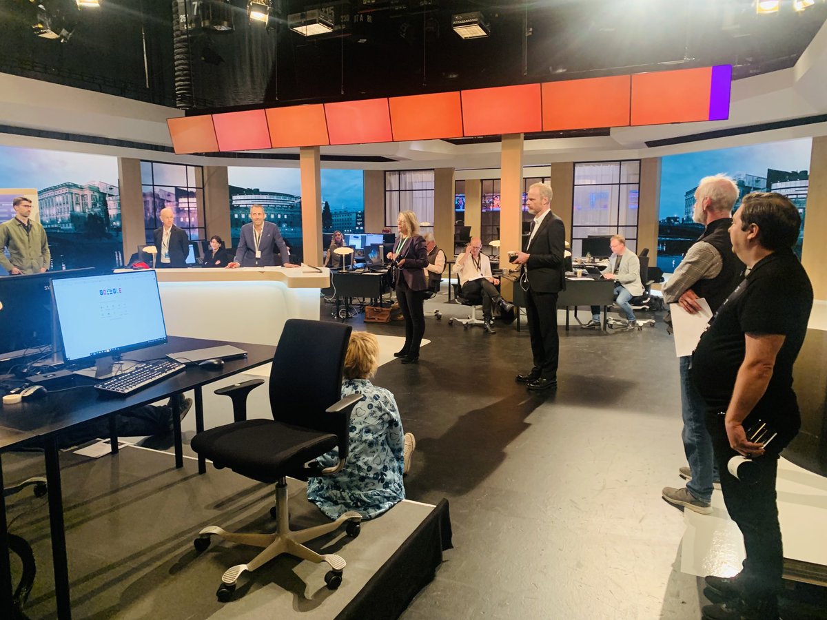 Sista förberedelserna inför SVT:s stora valvaka. Allt tyder på att vi har en mycket spännande kväll framför oss.