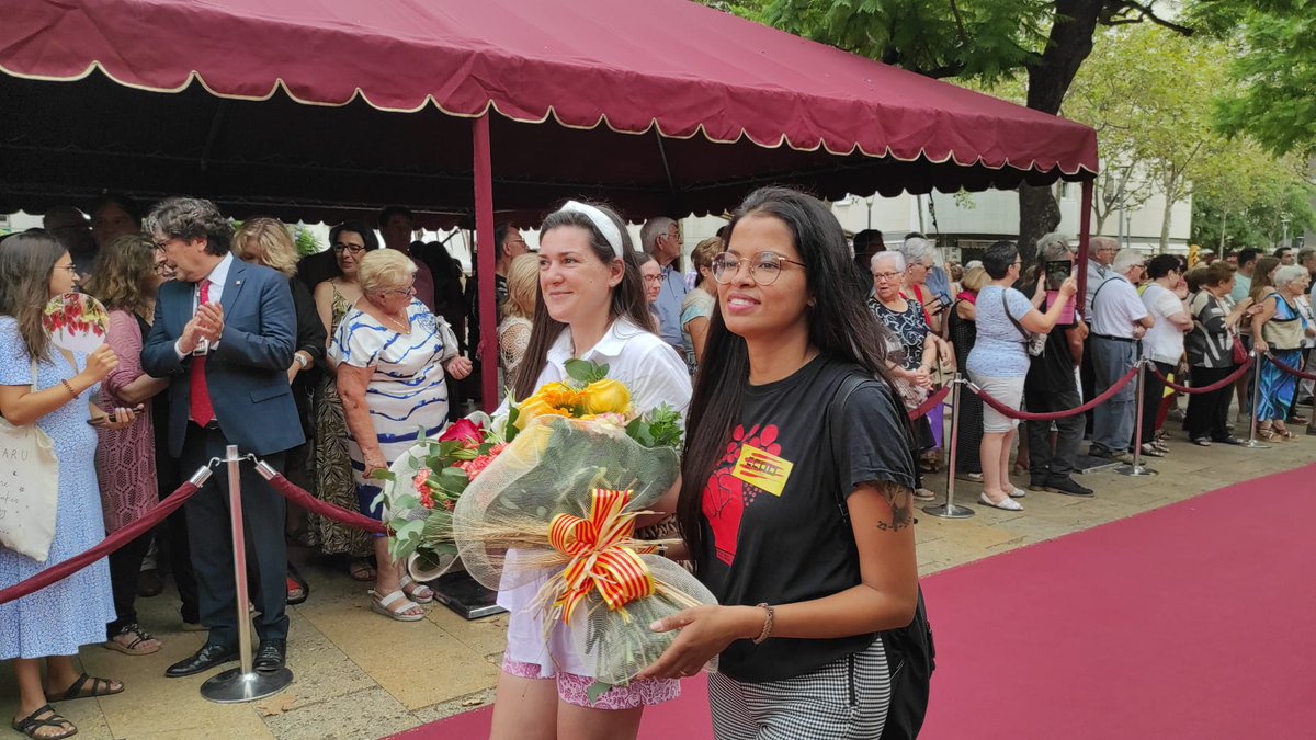 lilianareyesmpl's tweet photo. Les companyes de @ccoocatalunya
 #lhospitalet, Koila i Lorena, participan a la Ofrena floral de la #Diada22

Per un  país socialment just, igualitari, democràtic i en pau.

 #Diada2022 https://t.co/sYbJDnY29z