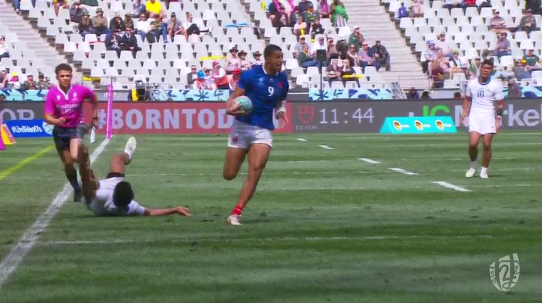 allezbriverugby's tweet photo. Oh l'exploit d'Aaron Grandidier dans son couloir qui gagne son duel et s'en va marquer l'essai dans les arrêts de jeu qui envoie la France en finale pour la 5e place !
#FRASAM #France7 #RWC7s https://t.co/R78BZxa9Dc
