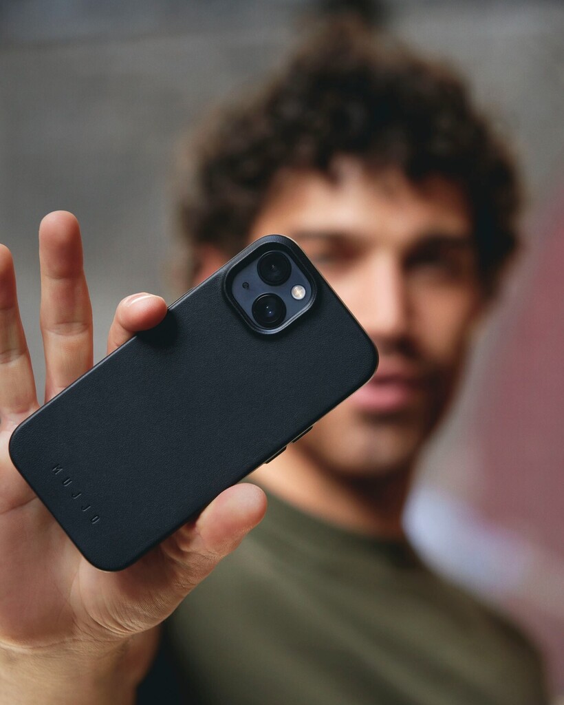 No such thing as a minor detail.

We're making something that you hold every day. Every detail matters.

Machined metal buttons, custom designed to offer a smooth hand feel and the cleanest design. And, coloured to match the leather.

We didn't stop ther… instagr.am/p/CiXJEMDrKG-/