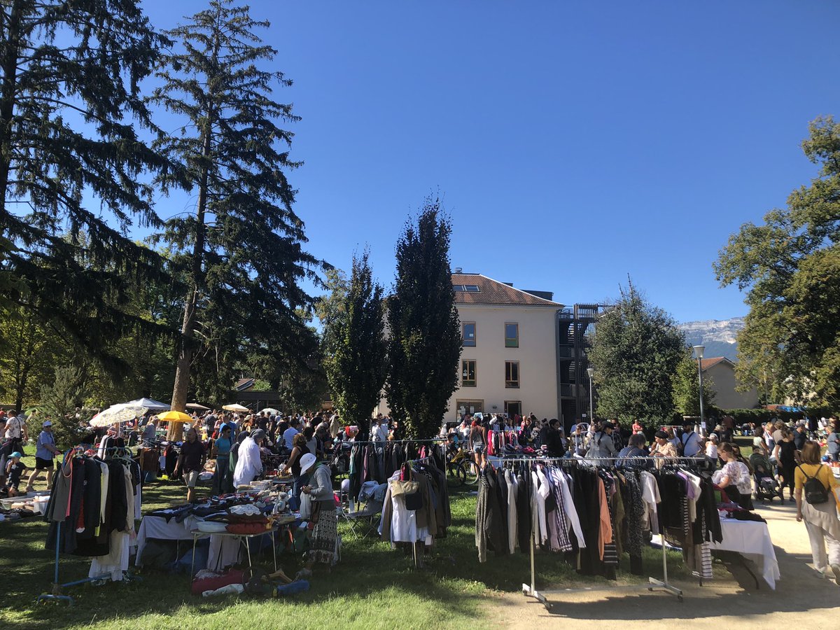 N_Richard38's tweet photo. Beaucoup de monde au parc de la maison de l enfance pour le vide grenier organisé par le Clc #Eybens . Une belle réussite sous un beau soleil dans le parc ombragé. Beaucoup de vêtements, de jouets, de livres, de jeux, … trouveront ici une seconde vie à bas prix. https://t.co/EnAlGs1csV