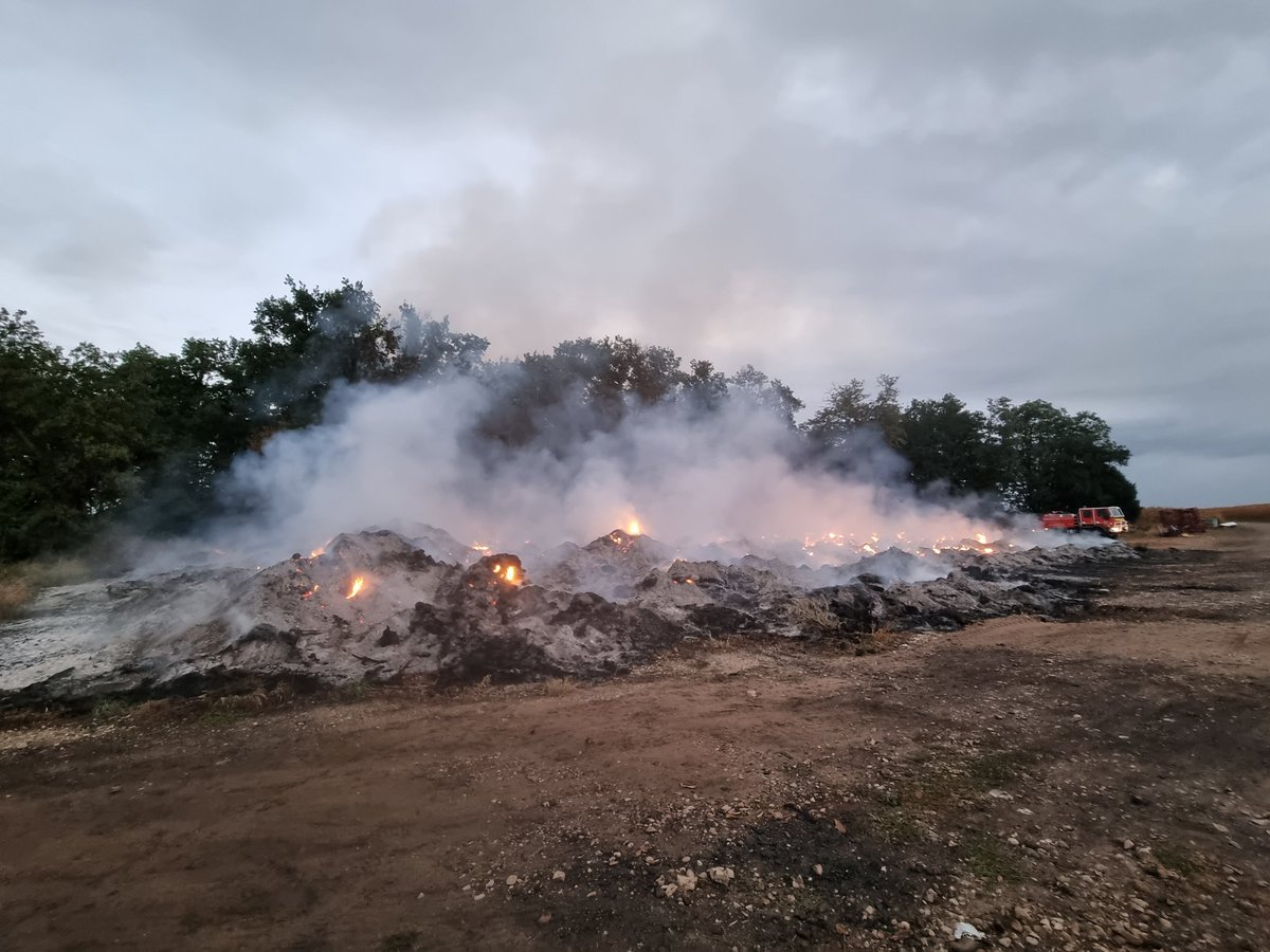 🤔Jusqu'où peut aller la bêtise humaine ?
Sept plateformes de co-compostage ont été incendiées depuis 10 jours en #Charente.
C'est notre fertilisation et en quelque sorte  notre #alimentation qui est partie en fumée. #pompiers et #agriculteurs n'en peuvent plus des #incendies.