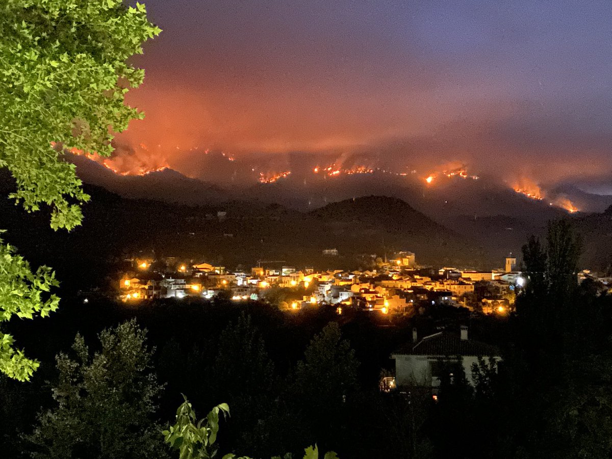 GranadaCF's tweet photo. Estas imágenes nos rompen el alma. 

Desde el #GranadaCF queremos enviar nuestro apoyo y agradecimiento a todo el personal que trabaja en sofocar el #IFLosGuájares. 🙏🏼❤️

#𝙀𝙩𝙚𝙧𝙣𝙖𝙇𝙪𝙘𝙝𝙖 🇦🇹 https://t.co/R00xLEvhbq