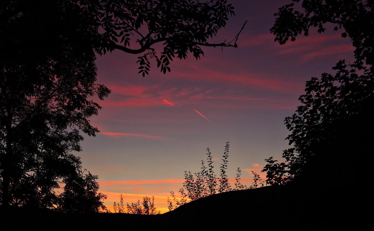 nettyastley's tweet photo. So I set my alarm as if it was Monday ๐คฆโโ๏ธ
Ah well got a half decent sunrise with Mr Canon for a change ๐๐พ #GorseHall https://t.co/3gBuMuUWk3