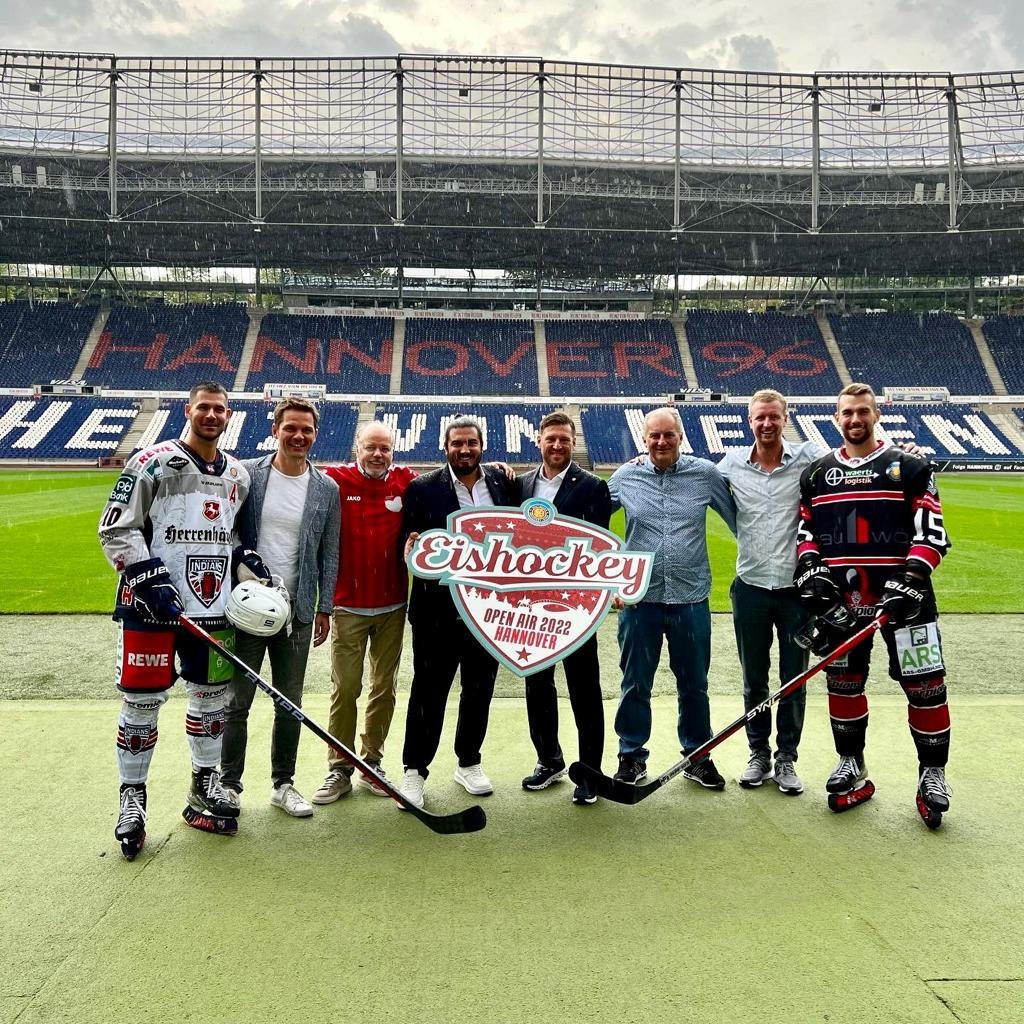 Eishockey Open Air 2022 in Hannover. Wir freuen uns riesig auf das groß Show-Event und werden zahlreich vertreten sein. Wer von Euch ist mit dabei? Tickets sichert Ihr Euch ab sofort unter eishockeyopenair.de 👈 #Charity #MusicMeetsEishockey #PerMertesackerStiftung #Hannover