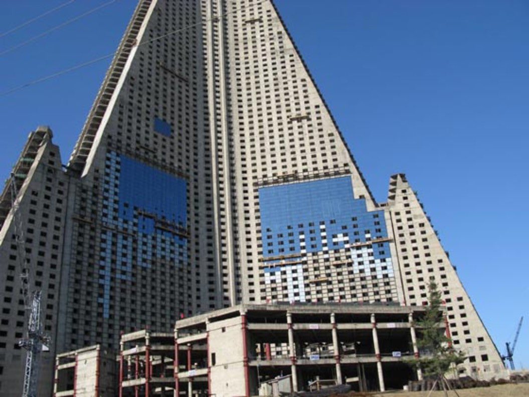 Hola buenas, hoy te vengo a contar la historia del hotel fantasma de Corea del Norte que nunca tuvo un huésped

Vamos a darnos una vuelta por el Hotel Ryugyong

[Abro hilo]