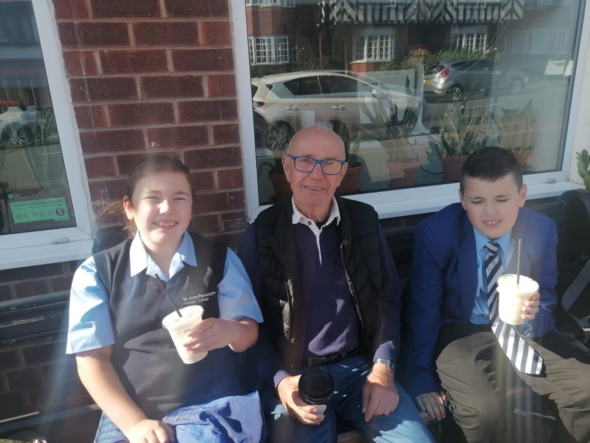 BarryRo77301596's tweet photo. My 2 gorgeous grandkids in new school term. Love them to bits. Xxxxxx https://t.co/N6DgUUiOh4