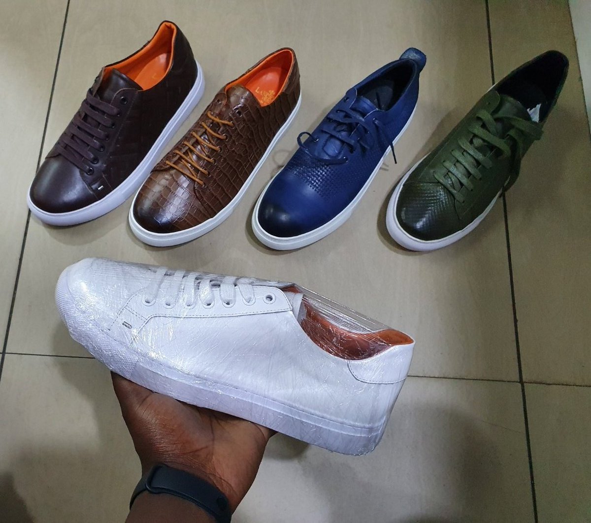 sachemchoiceszw's tweet photo. LANCIOTTI VERZI tennis 
📲for🥾 +263773410497
📲for👕 +263784257647
📲for📸 +263776993481
📍Century Mall Corner N Mandela and I Terrace, Hrare. #redmarketsunday @iMisred @redmarketsunday @Smishy6 @mu_nash_e @te_hub @wisemanbote1 @retweet263 @zw_great https://t.co/xdBH4bDCdU