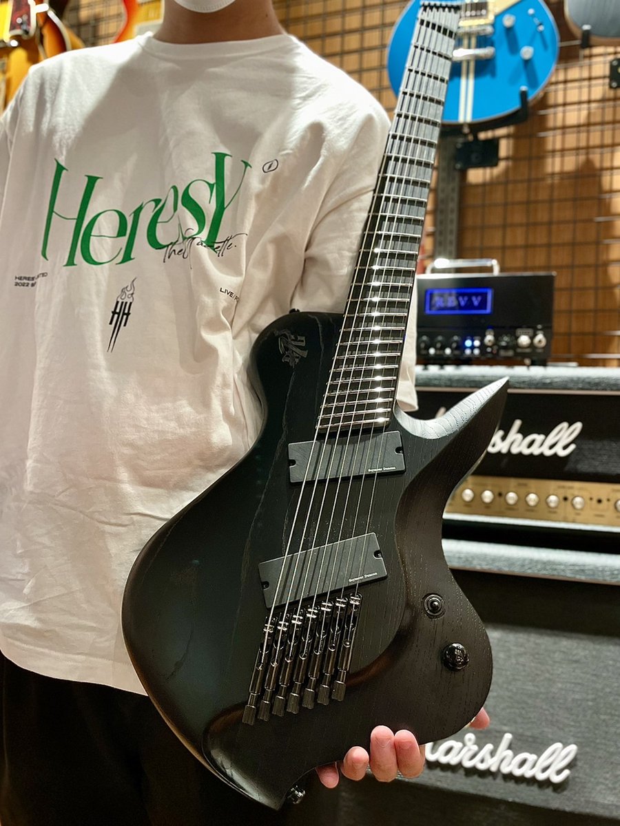 shima_yokosuka's tweet photo. 【ご購入ありがとうございます！】
ギター担当石川です。
入社当初から仲良くさせて頂いているお客様に念願のthe GazettE 葵氏シグネイチャーモデルRaven HL JS7Fをご購入頂きました！

Tシャツもバッチリ。
いつもありがとうございます！

@S7G_JP
#S7G https://t.co/WRPOfeYOH6