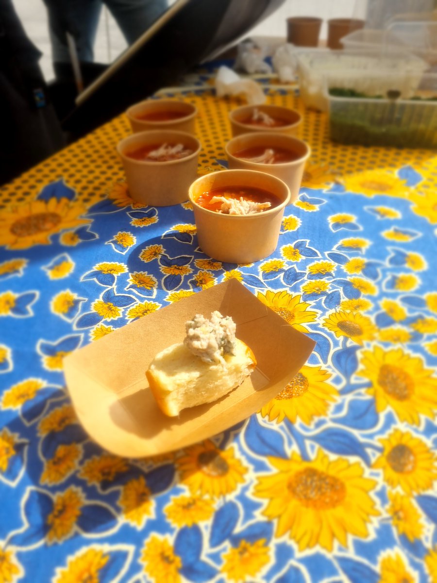 Vērmaņdārzā šodien ļoti foršs Tēva dienas festivāls, daudz priecīgu tēvu un bērnu ❤️
Bez maksas var nogaršot arī bezgala gardo Boršču (gan gaļas, gan vegāno). 
Izrādās, boršča recepte nemaz nav noslēpums, kā daži agrāk mēģināja iestāstīt. Stiprās ukrainietes dalās arī ar to!