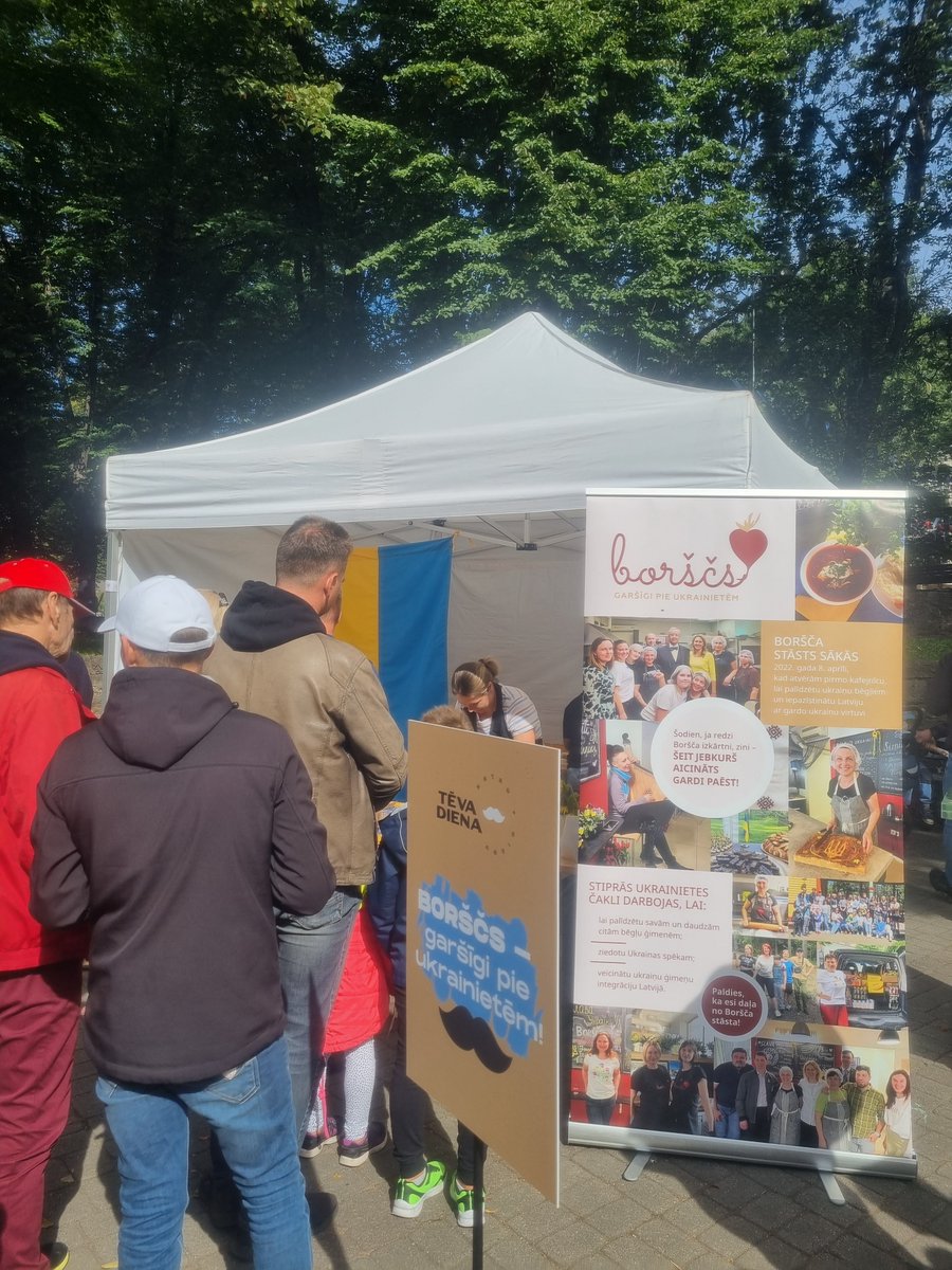 GirtsS's tweet photo. Vērmaņdārzā šodien ļoti foršs Tēva dienas festivāls, daudz priecīgu tēvu un bērnu ❤️
Bez maksas var nogaršot arī bezgala gardo Boršču (gan gaļas, gan vegāno). 
Izrādās, boršča recepte nemaz nav noslēpums, kā daži agrāk mēģināja iestāstīt. Stiprās ukrainietes dalās arī ar to! https://t.co/kjDp8qUQJl