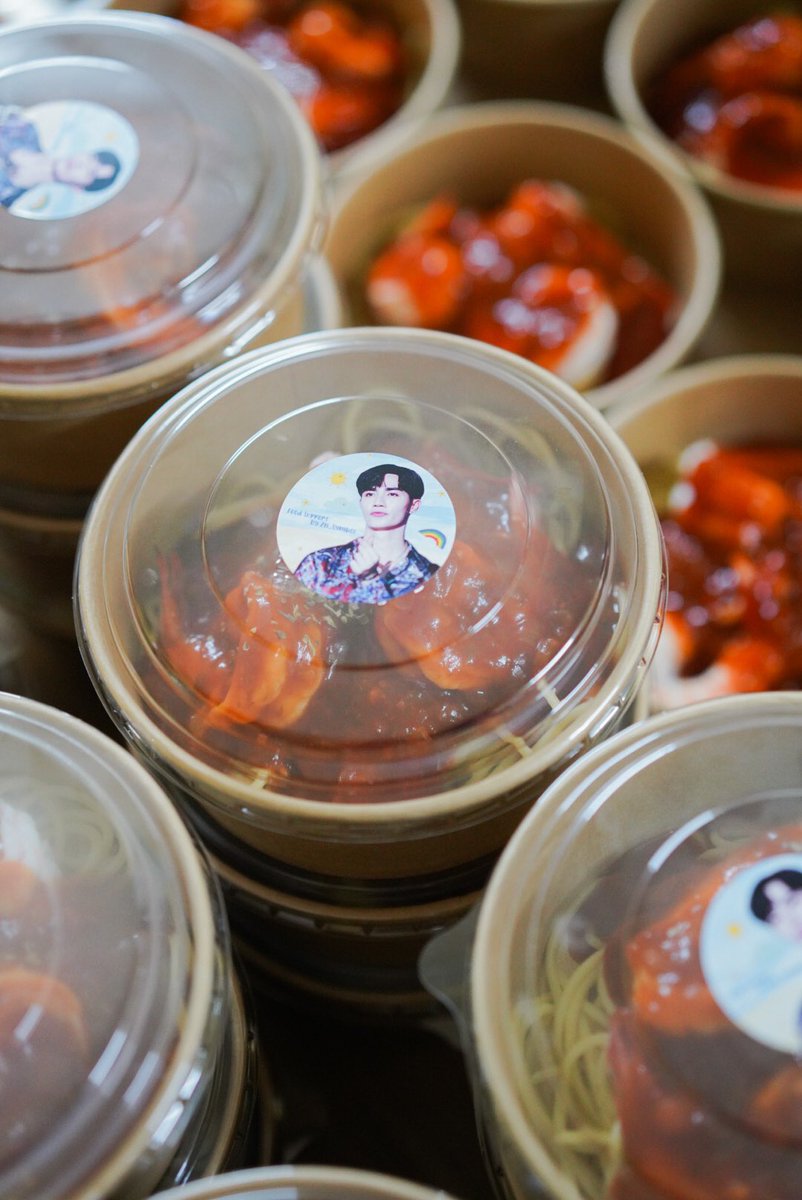 brownandco_th's tweet photo. Thank you big order from K. @zeepruk Fanclub send to yesterday ka🙏🏻🥰
Menu:
🍝 Spaghetti Tomato Sauce with Shrimp 
🧇 Nutella and Strawberry Croffle 
🍮 Pannacotta with Mango Sauce
#foodsupportศิลปิน #foodsupportthailand #ZeePruk #ZeeMeShowConCert #ซีพฤกษ์30ยังแจ๋ว #ซีพฤกษ์ https://t.co/EVy9vo1L9S
